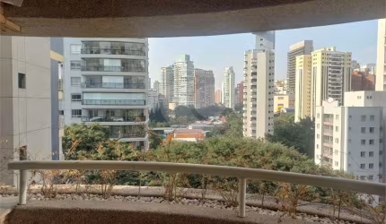 Apartamento a venda em Moema
