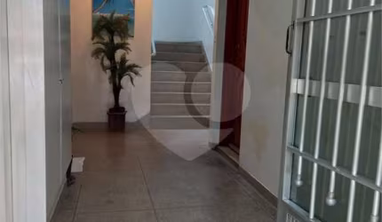 Apartamento térreo em condomínio tranquilo em excelente localização