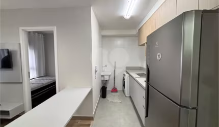 Apartamento com dois dormitórios, sem vaga de garagem, 2 minutos da estação Republica