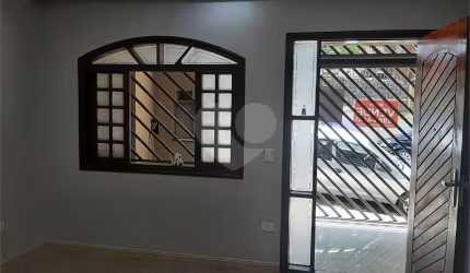 Casa térrea com 100m2 de área construída com 3 quartos, sendo 2 suítes, 3 banheiros, 1 sala, 1 vaga