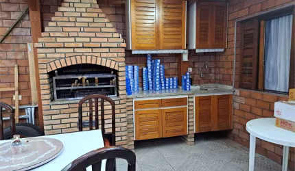 Sobrado a venda na Parada Inglesa. 3 quartos (1suíte), 3 vagas, quintal, churrasqueira.