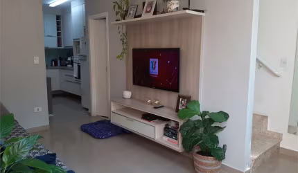 Sobrado em condomínio com 61m2, 2 suítes, varanda, sala, lavabo, cozinha, quintal e 1 vaga