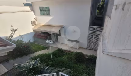 Sobrado de 364m² com 4 dormitórios, 2 suítes e 6 vagas de garagem