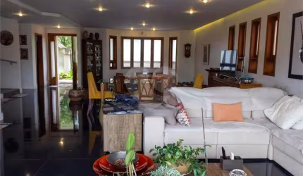 CASA LINDA – City América – 650 m2 - 5 Quartos – 3 suítes – 6 vagas de garagem.