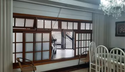 Casa térrea com 3 quartos (2 suítes), piscina, área gourmet e 4 vagas cobertas