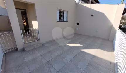 Casa térrea assobradada. 2 vagas, Quintal, 2 banheiros. Água Fria.