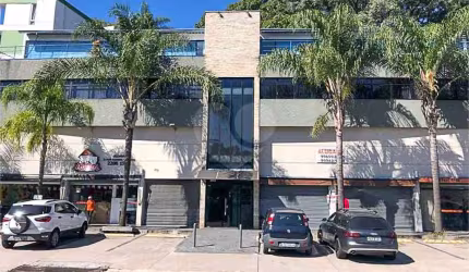 Sala comercial com 250metros quadrados na Rua do Horto com 08 vagas