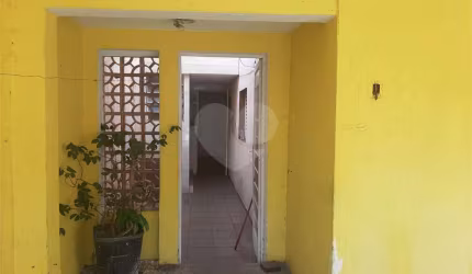 Sobrado para vender com 140m2 de área construída com 5 quartos e 2 vagas de garagem.