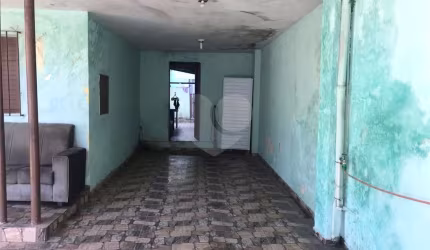 Vende-se casa para ponto comercial.