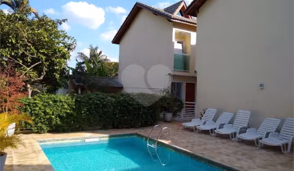 Sobrado à venda em condomínio com piscina, 2 suítes, sótão com home office, Horto Florestal.