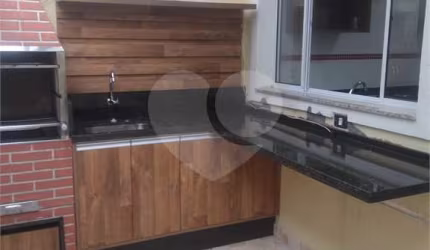 Sobrado à venda em condomínio com piscina, 2 suítes, sótão com home office, Horto Florestal.