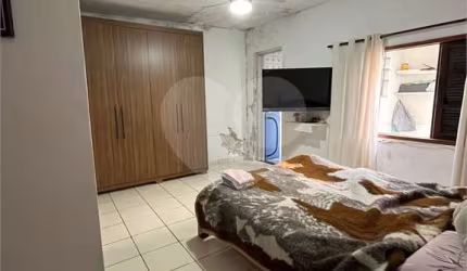 Imóvel com 144m2 de área construída, sendo 6m2 de frente e 24m2 de fundos, com 3 dormitórios e vaga