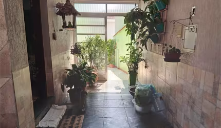 Charmosa casa à venda com 2 dormitórios e um amplo quintal