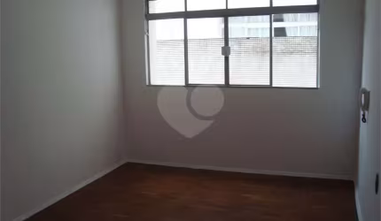 Apartamento com 3 dormitórios, armários embutidos, todo reformado