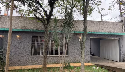 Casa de esquina a venda para moradia ou atividade comercial zoneamento ZCOR1