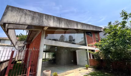 CASA A VENDA COM 4 QUARTOS EM ALTO DE PINHEIROS.