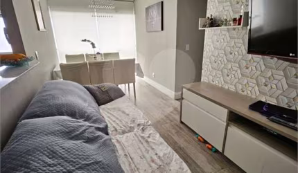 Maravilhoso apartamento todo com mobília de muito bom gosto.
