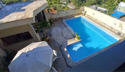 Casa no Tremembe c/ 430 m2 – 6 vagas – Corredor lateral - 3 suítes, sendo 1 master e 2 com sacada