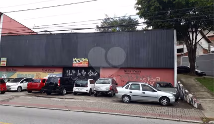 Galpão com 400 metros e pé direto de 7 metros