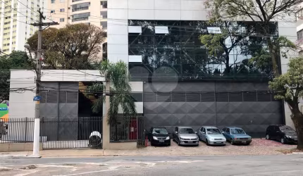 Prédio comercial com 4 pavimentos