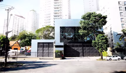 Prédio comercial com 4 pavimentos