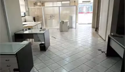 Vende-se prédio comercial em avenida de grande circulação.