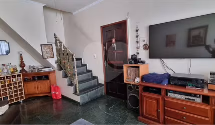 Casa no Tremembé, com 2 dormitórios e duas vagas.