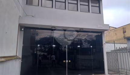 Prédio comercial, distribuídos em 4 pavimentos, total 8 salas e 7 banheiros