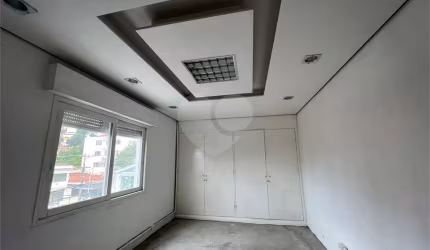 Espaçoso sobrado comercial com 06 salas, 03 banheiros, vaga de garagem