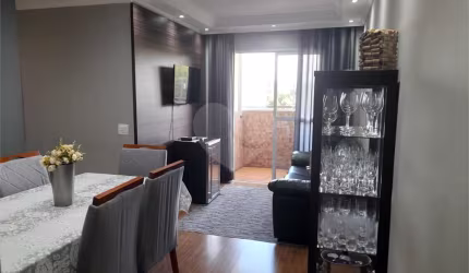 Apartamento com 2 quartos, varanda e piscina.