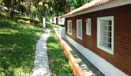 Casa terreá em condomínio toda avarandada!