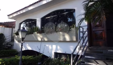 Casa para residência ou serviços. Excelente localização!