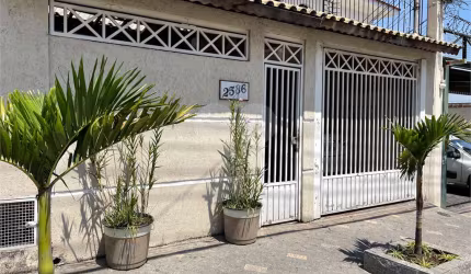 Sobrado de Alto padrão com 148 metros de área construída, localizado próximo ao Horto Florestal,