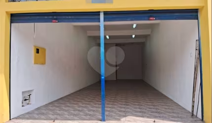 Loja comercial na Avenida Parada Pinto altura do nº 1500