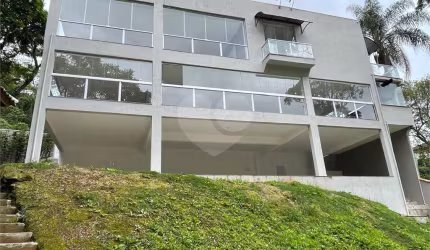 Casa em condomínio com 4 dormitórios e 6 vagas - Zona Norte