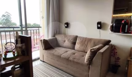 Apartamento com varanda, todo mobiliado com móveis planejados.
