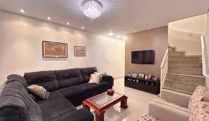 Bela Casa Reformada de 169m2 com 03 dormitórios e Ar Condicionado
