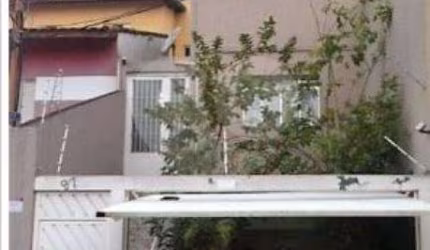 Sobrado com dois dormitórios, 2 banheiros e um lavabo, cozinha planejada repleta de armários,