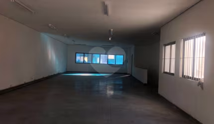 Excelente Prédio comercial próximo de metro, e fácil acesso, para sua comodidade,