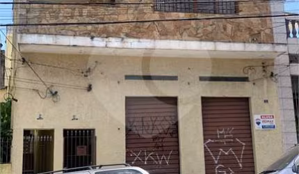 PRÉDIO COM SALÃO E DUAS CASAS