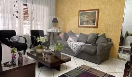Casa bem ampla, com 04 dormitórios, 02 suítes, 5 banheiros, cozinha com armários planejados