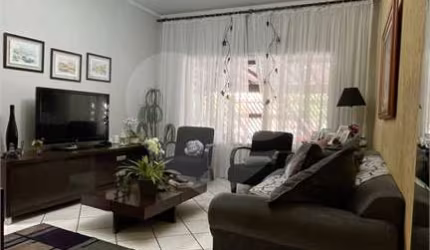 Casa bem ampla, com 04 dormitórios, 02 suítes, 5 banheiros, cozinha com armários planejados