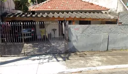 Casa antiga com bom terreno para venda no Parque Edu Chaves.