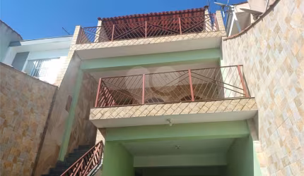 Sobrado a venda no bairro do Gangaiba.