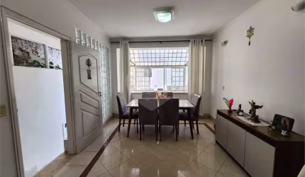 Casa assobradada em uma tranquila vila no coração do bairro de Santana. 3 suítes, 3 vagas.