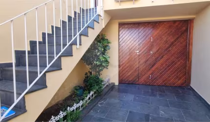 Sobrado em Santa Terezinha, com 2 dormitórios e 3 vagas.