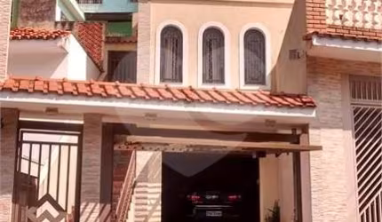 Sobrado completo: 2 quartos, closet, 3 vagas e muito mais!