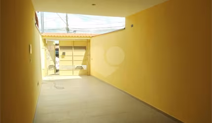 Sobrado com 200m2 de área construída com 3 suítes, 4 banheiros,  quintal gourmet e 2 vagas