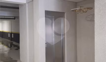 Apartamento COBERTURA com 66m2, 3 quartos, banheiro, sala,  cozinha, quintal e 1 vaga