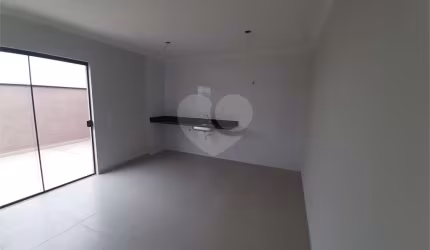 Apartamento COBERTURA com 66m2, 3 quartos, banheiro, sala,  cozinha, quintal e 1 vaga